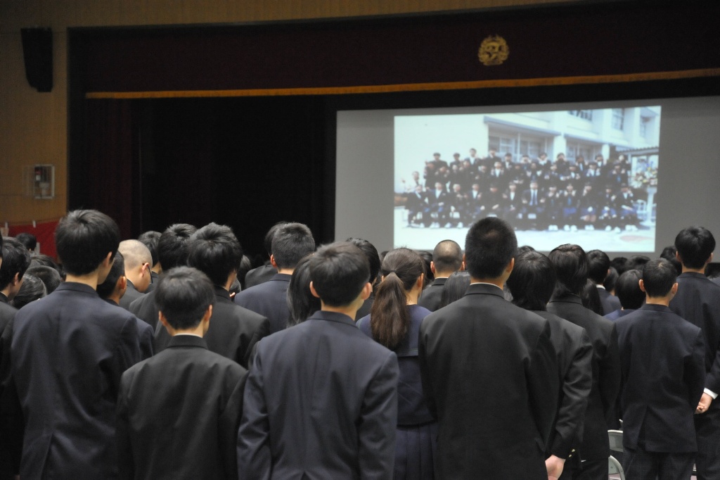 布施中学校開校式の様子