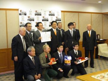 東大阪ブランド推進機構表敬訪問・感謝状贈呈の写真