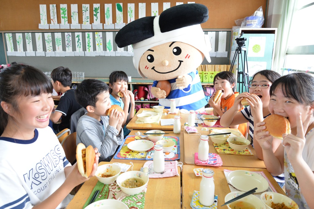 W杯給食を食べる児童たちの写真