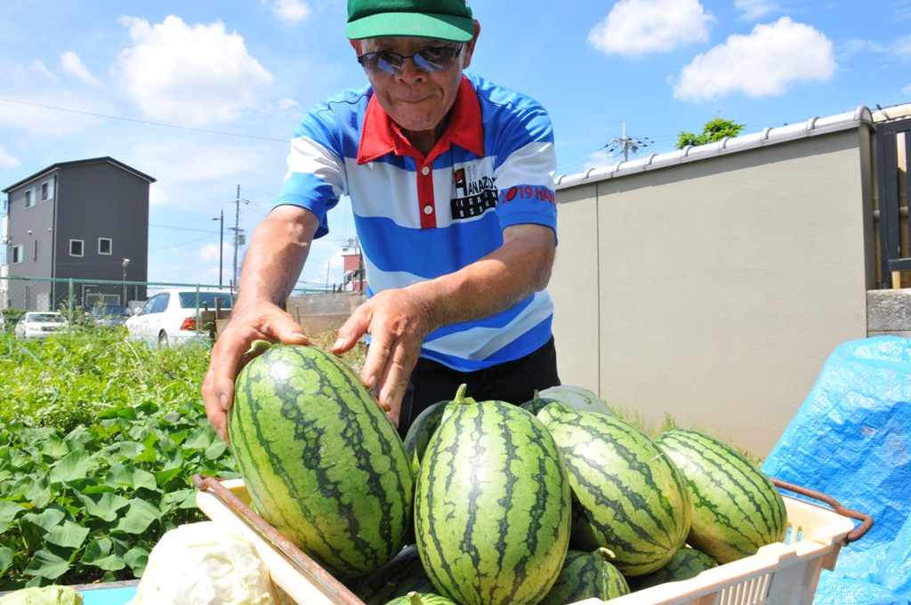 松原さんとラグビースイカの写真