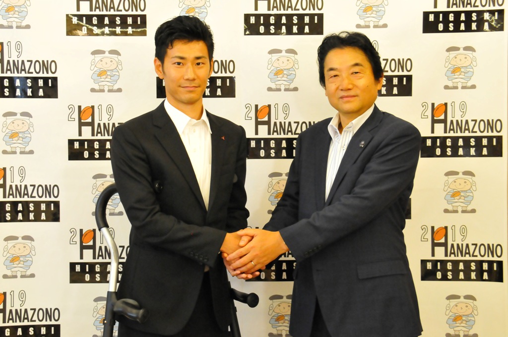上山選手と野田市長の写真