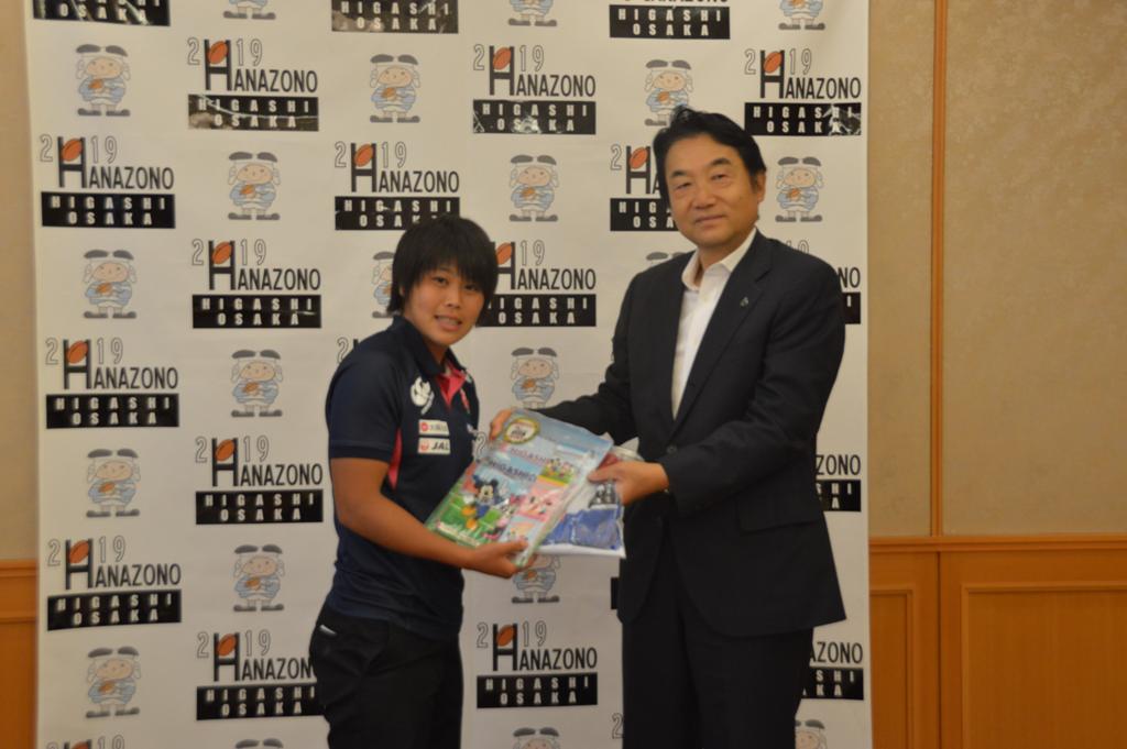 山中選手と野田市長の写真
