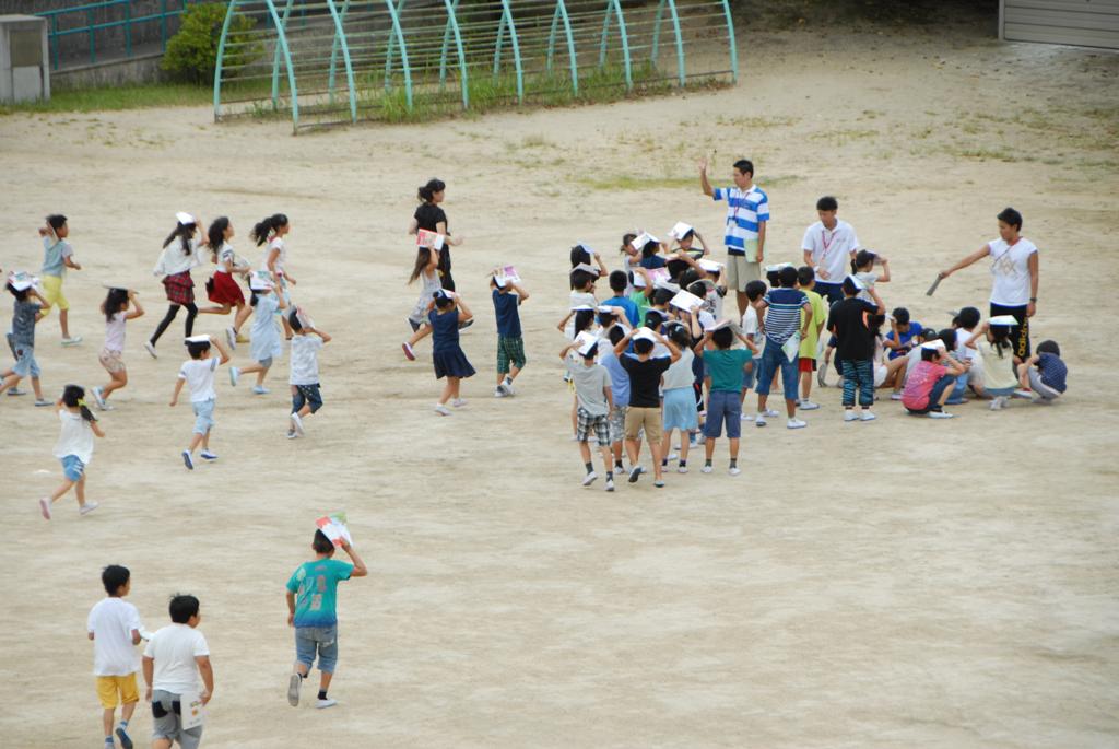 運動場へ避難する様子