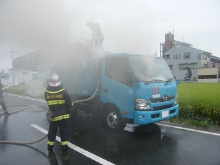 消火中の収集車の写真(前から)