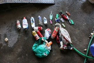 ゴミから発掘されたスプレー缶、ボンベ、ライター