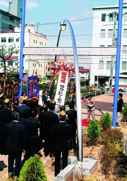 近鉄東花園駅前にラグビーモニュメントが完成の写真