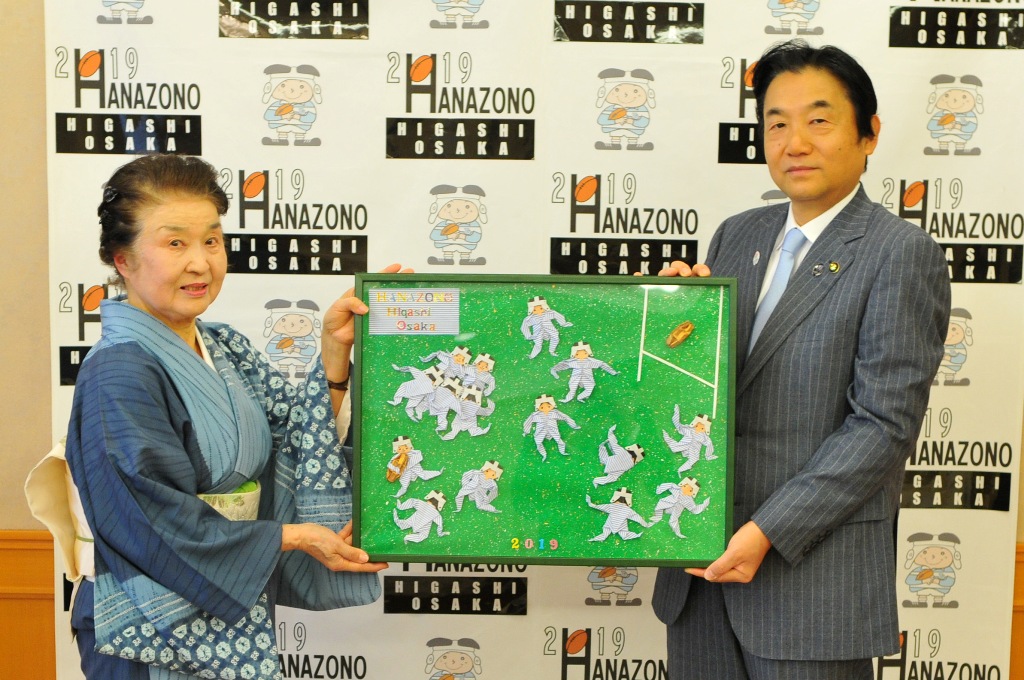 作品と共に写る坂上慧ミ子さんと野田市長の写真