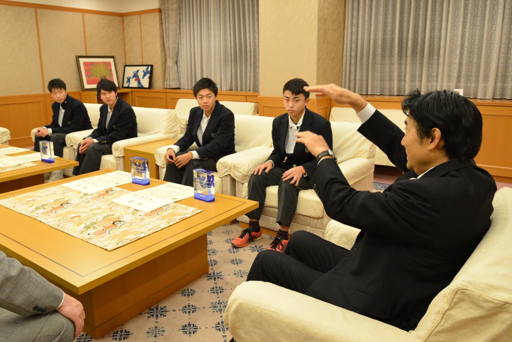 話をしている選手たちと野田市長の写真