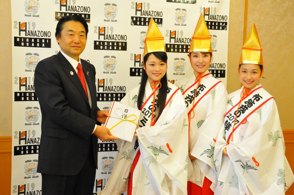 福娘たちと野田市長の写真