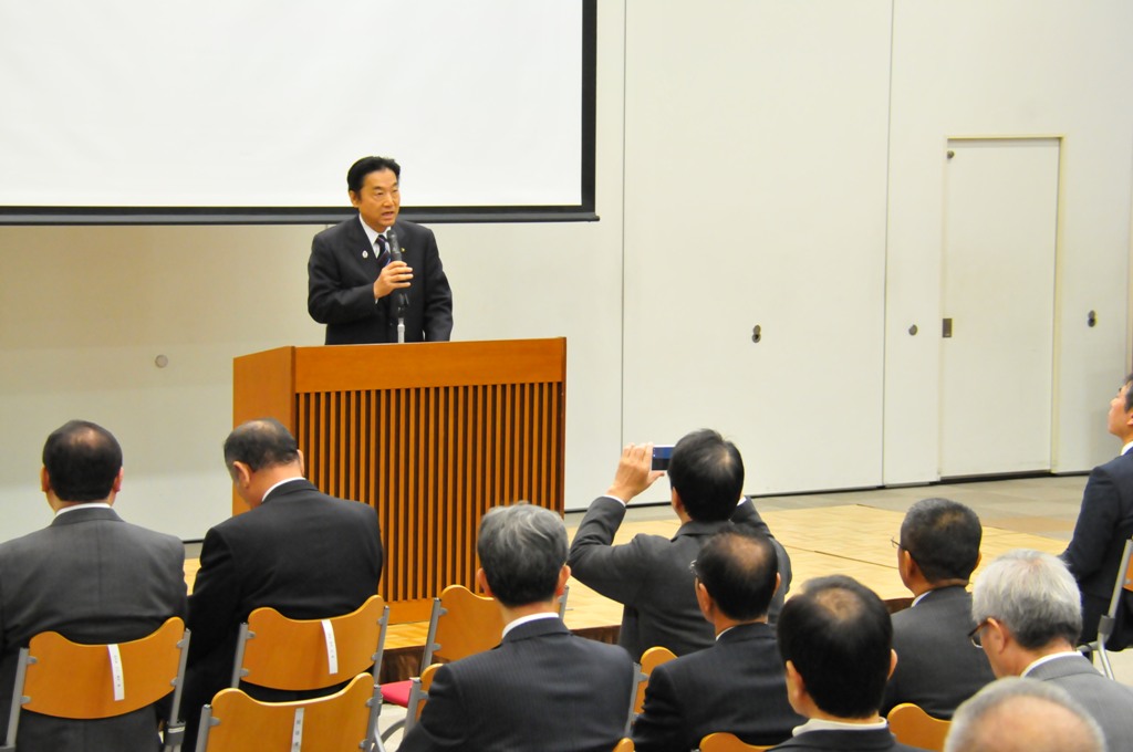 登壇中の野田市長の写真