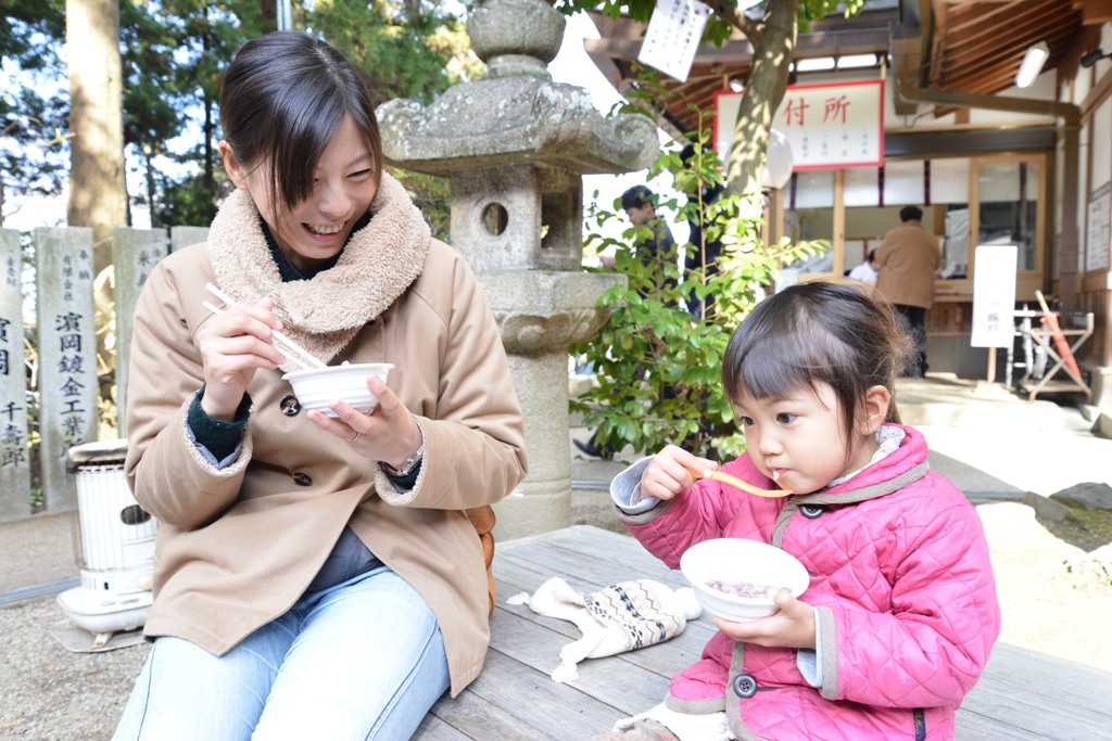 小豆粥を食べる参拝者たちの写真