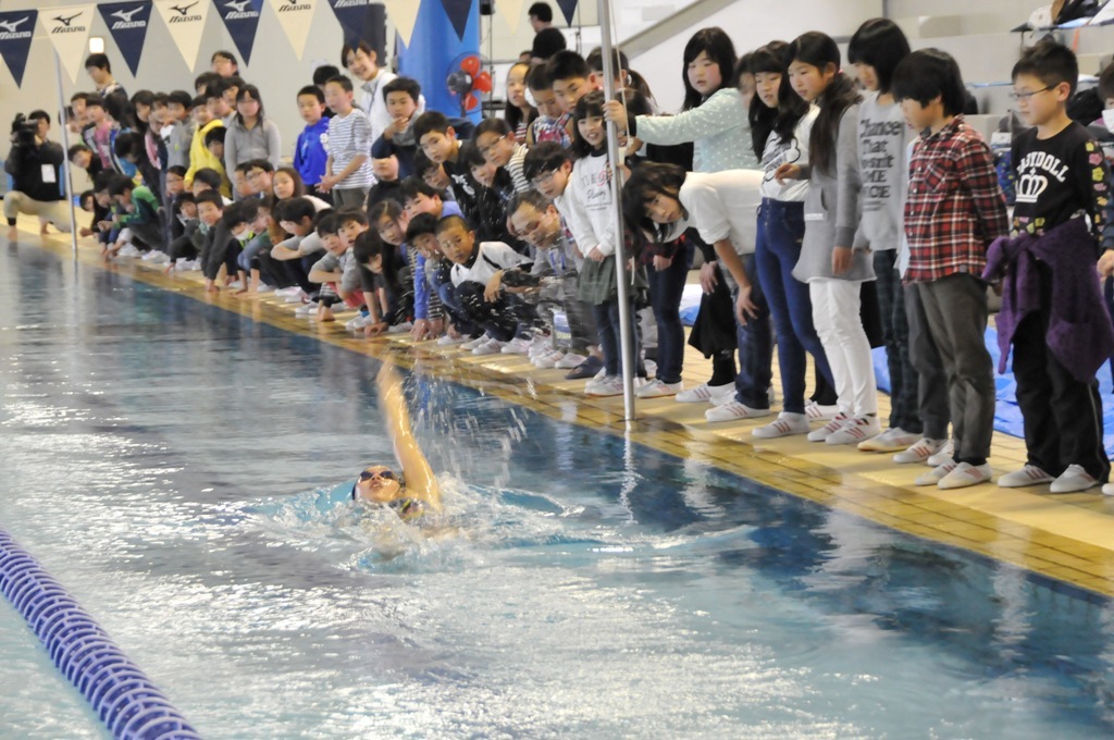 泳ぎを披露する一ノ瀬メイさんの写真