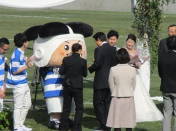 花園ラグビー場での結婚式の写真
