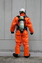 非陽圧式化学防護服背面