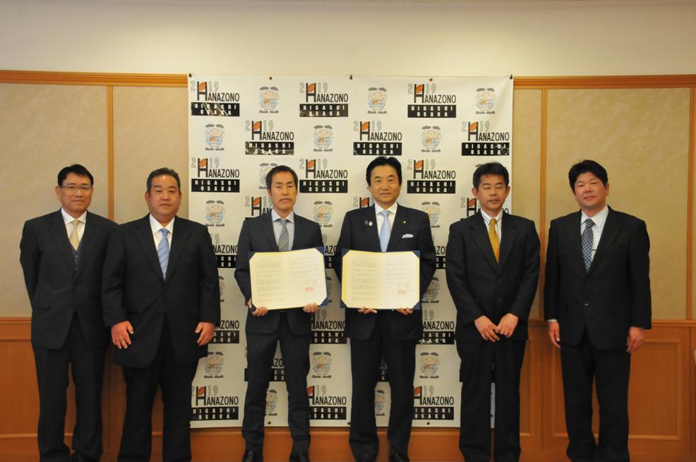 市長と東大阪市建設業協同組合の方との集合写真