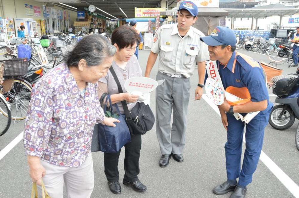 啓発グッズ配布の様子