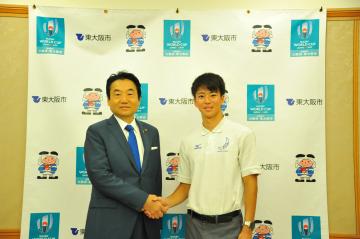 多田修平選手への市長賞詞授与式の写真
