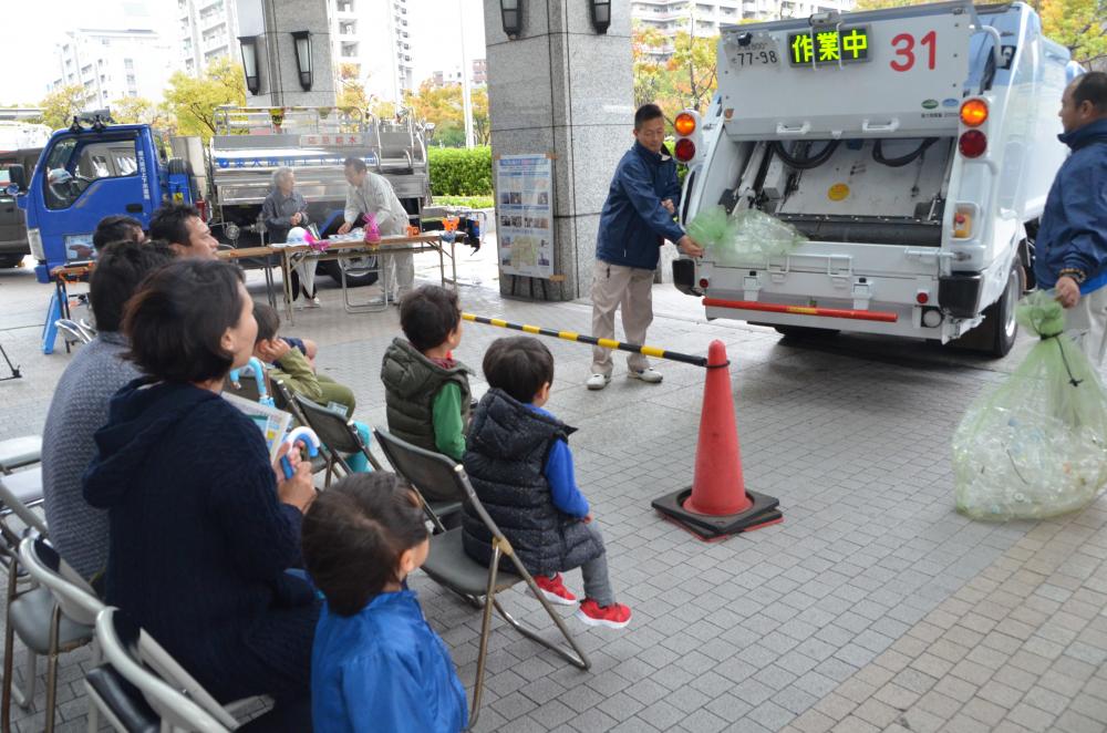 働く車の展示　ごみ収集車