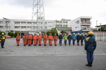 整列した救助隊員と関西電力の作業員