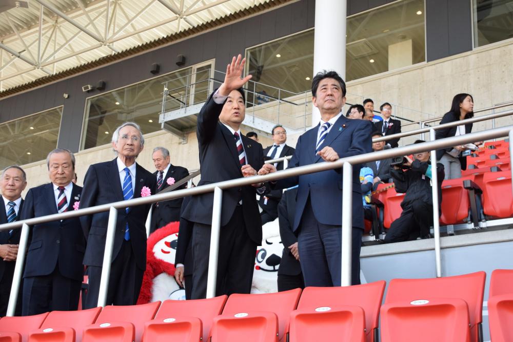 安倍首相が東大阪市花園ラグビー場を視察01