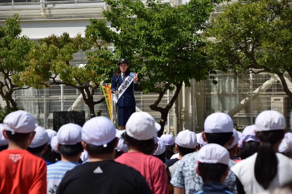 一ノ瀬メイさんが小学校で一日署長の写真