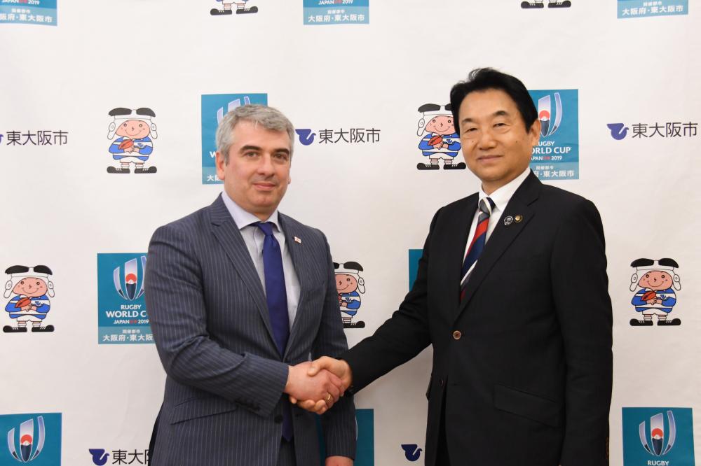 野田市長と握手を交わすツィンツァゼ駐日大使