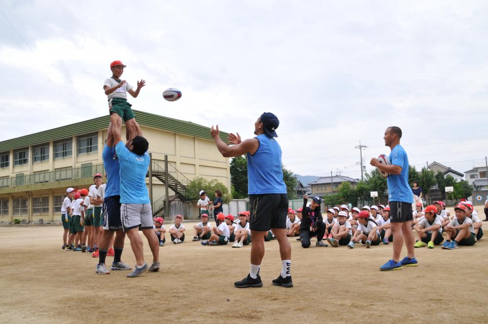 ラグビーのプレーを体験する児童