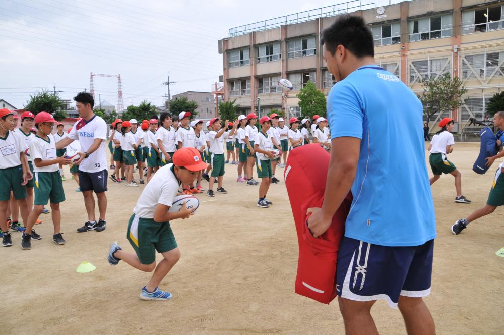 タックルに挑戦する児童