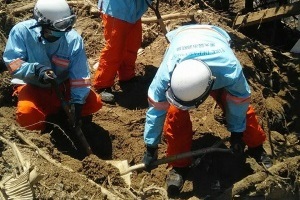 土砂の除去を行う隊員