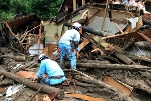 倒壊した家屋内を検索する中救助隊