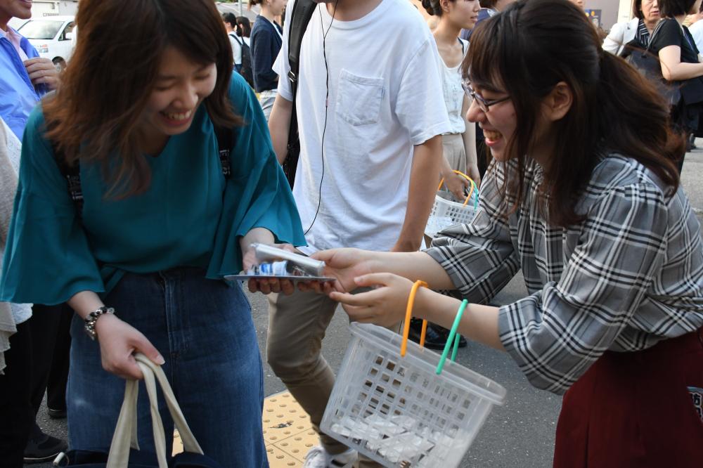 防犯グッズを配布する様子