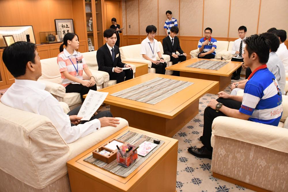 話をする学生たちと野田市長