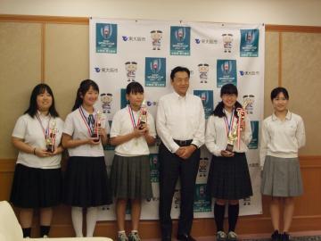 東大阪市中学生英語暗唱大会受賞者表敬訪問の写真