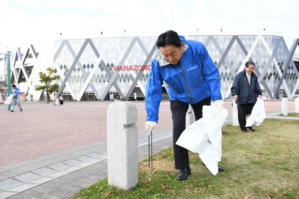 ごみを拾う市長