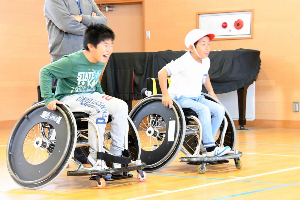 車いすにのる児童