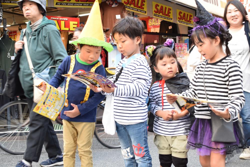 子どもたちが地図を見ている様子