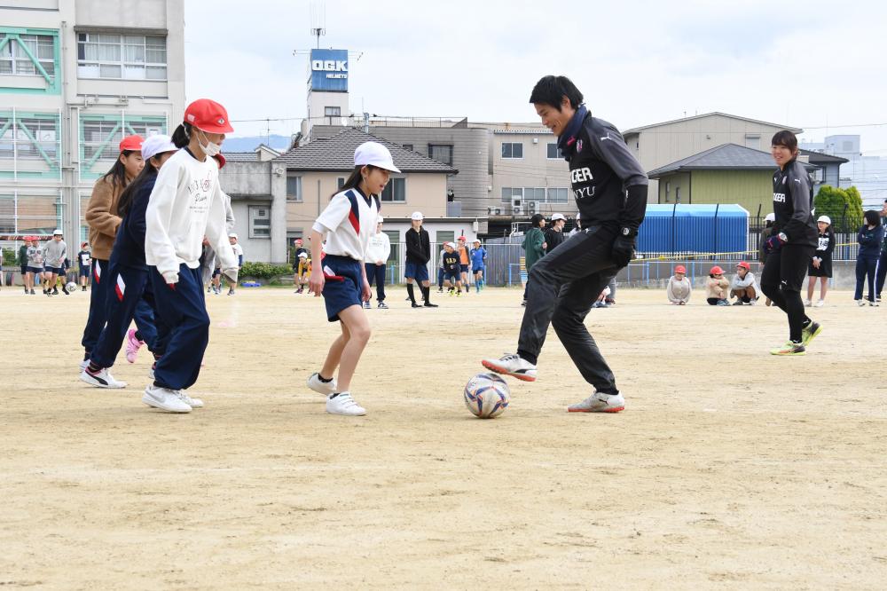 指導をうける児童ら