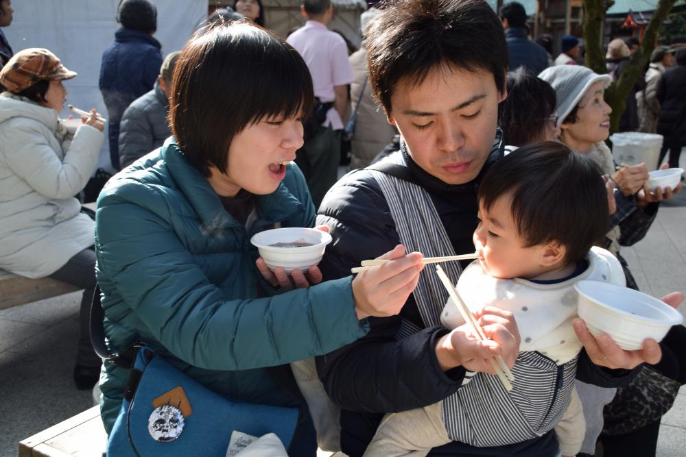 粥を食べる家族