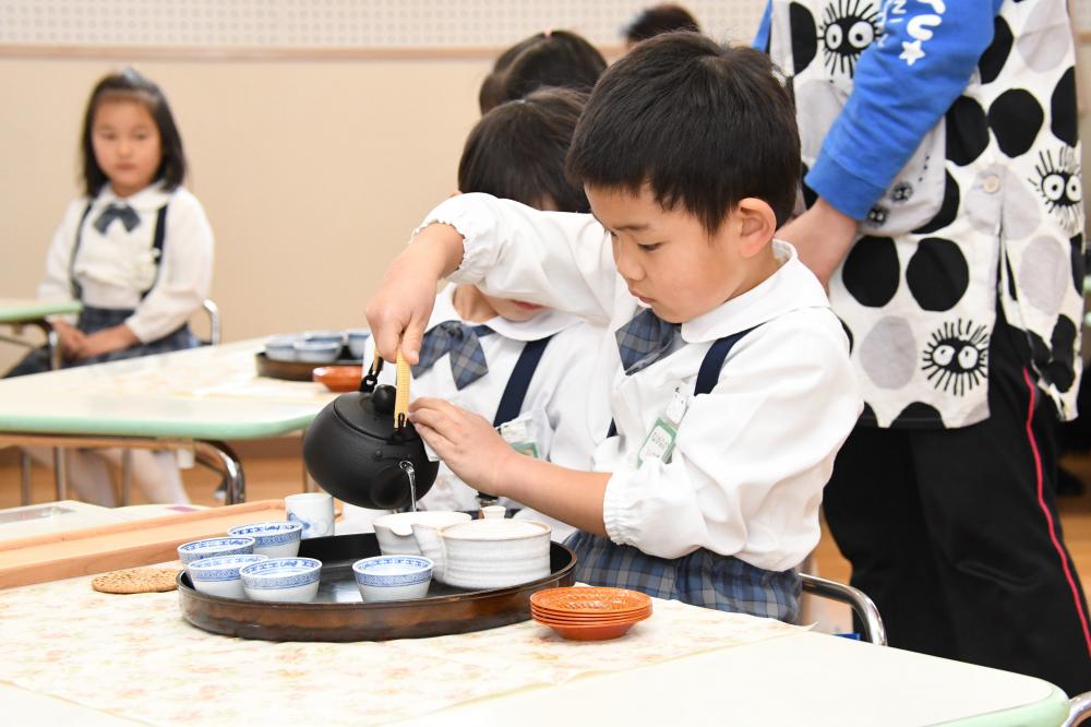 お茶をいれる園児