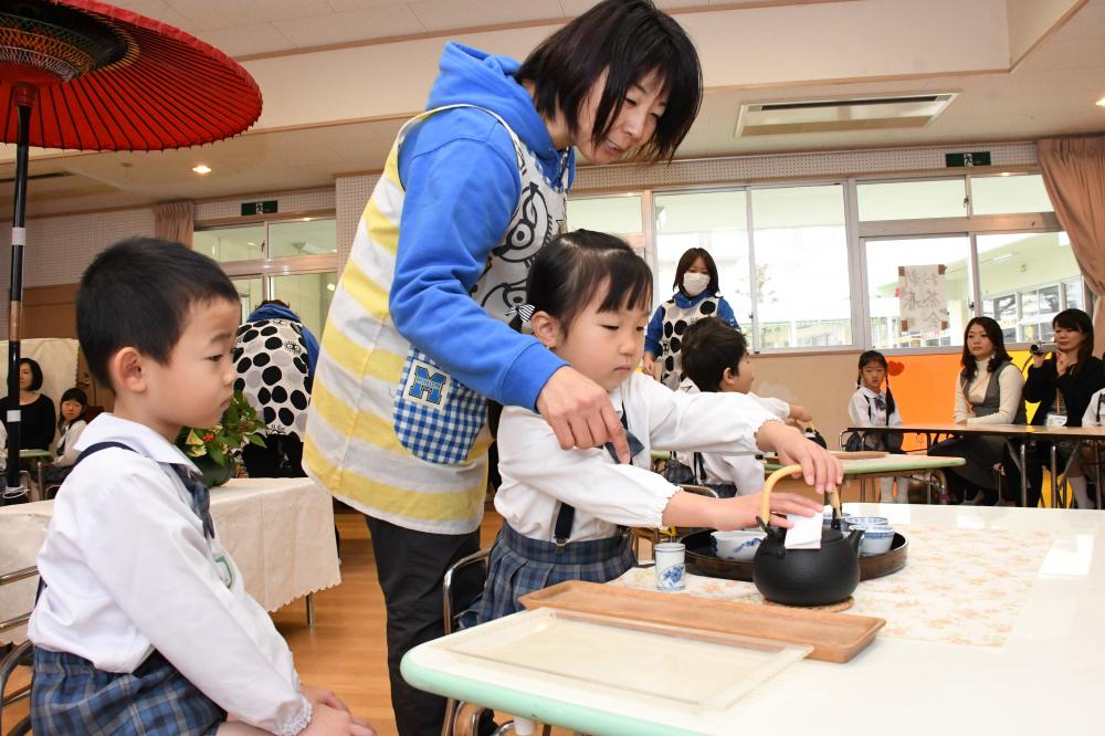 先生と一緒にお茶をいれる園児