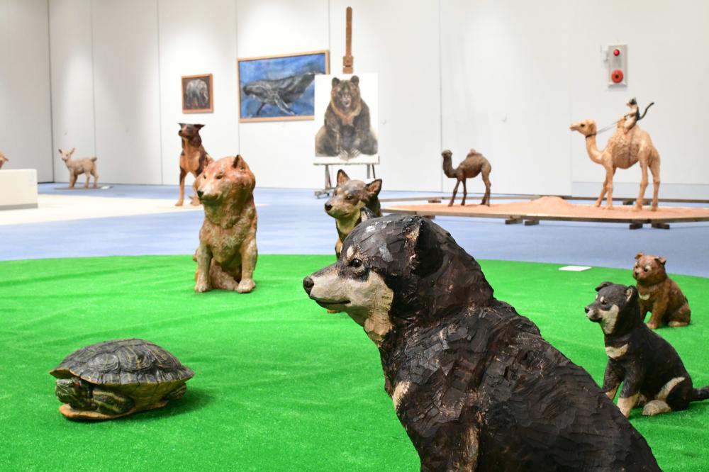 犬の木彫りなどが並ぶ様子