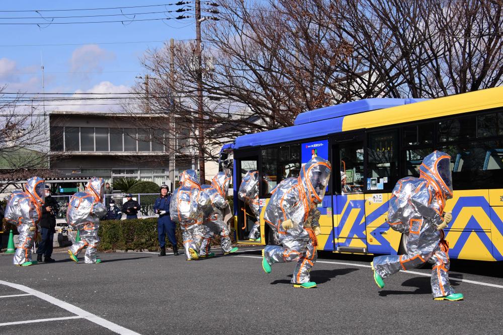 防護服を着た消防隊員