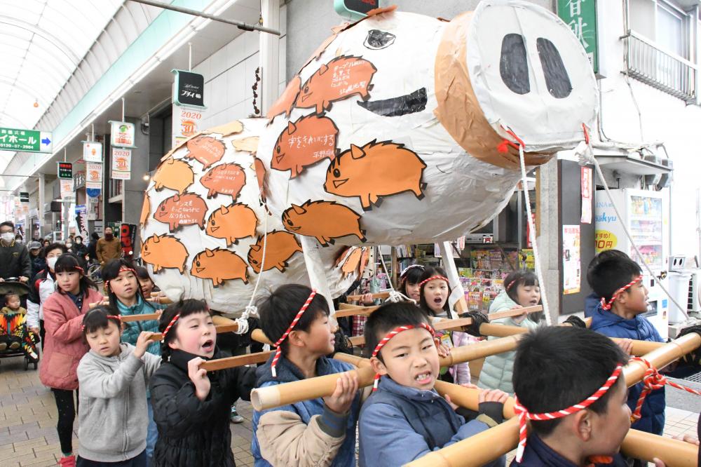 みこしをかつぐ小学生