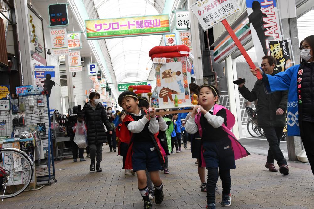 みこしをかつぐこども園園児