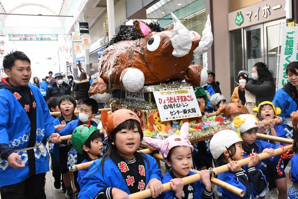 みこしを担ぐ幼稚園児