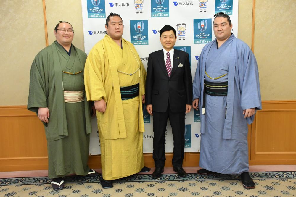 力士らとの集合写真