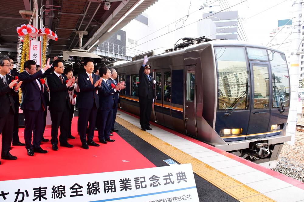 新大阪駅で電車が発車する様子