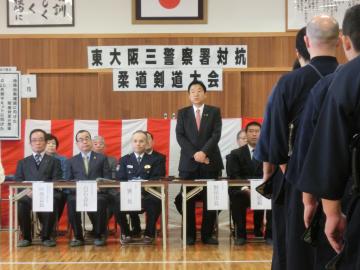 東大阪三警察署対抗柔剣道大会の写真