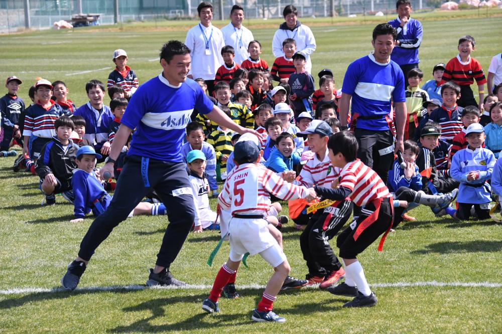 五郎丸選手と児童ら