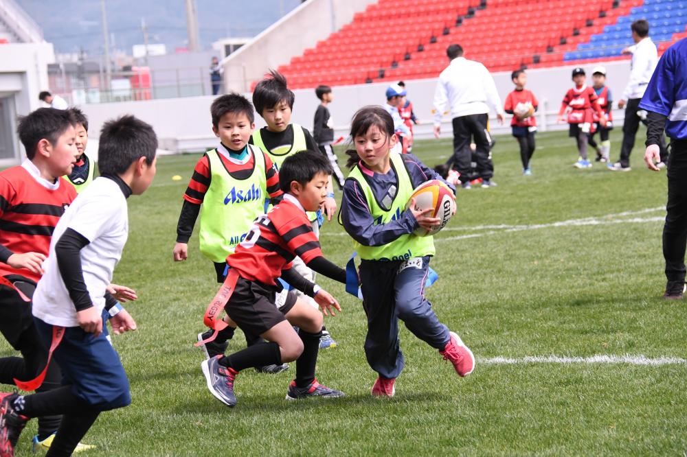 タグラグビーの試合をする児童たち